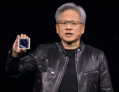 Dyrektor generalny Nvidii, Jensen Huang, prezentuje procesor graficzny Blackwell 18x+ szybszy niż Hopper na GTC 2024. (Źródło: Nvidia na YouTube)
