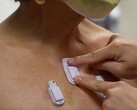 Czujnik do noszenia NWU umożliwia ciągłe, zdalne monitorowanie parametrów życiowych, w tym oddychania. (Źródło: informacja prasowa Northwestern University)