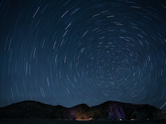 Nocne niebo to miejsce, w którym wszyscy możemy odkrywać wielkie tajemnice fizyki. (pexels.com / InstaWalli)