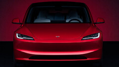 Model 3 Highland po faceliftingu w nowym kolorze Flame Red (zdjęcie: Tesla)