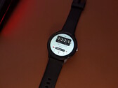 Smartwatch Lige z Aliexpress na biurku