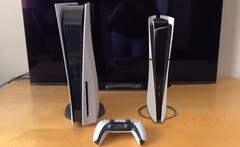 PS5 Slim wygląda znacznie bardziej kompaktowo niż oryginalne PS5 w filmie porównawczym w rzeczywistości rozszerzonej. (Źródło obrazu: rtql8d)