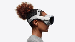 Vision Pro jest dostarczany z opcjonalnym podwójnym paskiem na głowę, który pomaga utrzymać jego wagę. (Zdjęcie: Apple)