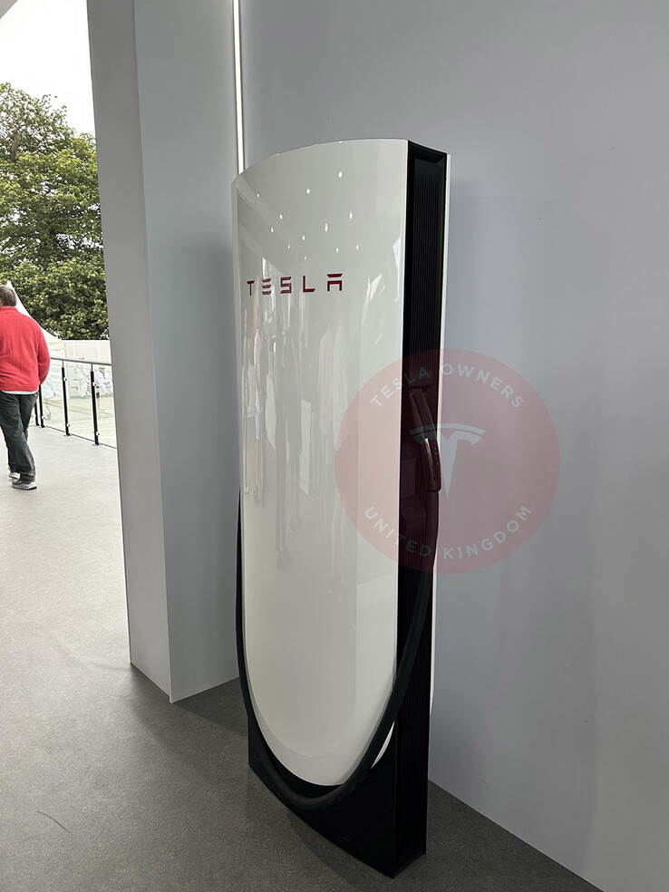 Stos doładowań V4 z przygotowanym terminalem do płatności kartą (zdjęcie: Tesla Owners UK/Twitter)