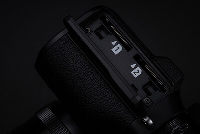 Aparat Fujifilm X-T5 jest wyposażony w dwa gniazda kart SD o dużej szybkości odczytu i zapisu, co skraca czas oczekiwania po wykonaniu zdjęć seryjnych przez bufor 43 zdjęć. (Źródło zdjęcia: Fujifilm)