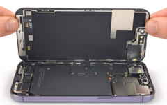 Elementy wewnętrzne iPhone&#039;a 14 Pro, w tym bateria. (Źródło: iFixit)