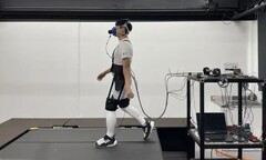 Robot pobiera informacje z wzorców oddechowych pacjenta i wnioskuje o optymalnym sposobie wzmocnienia ruchu bioder. (Źródło: Park et al)