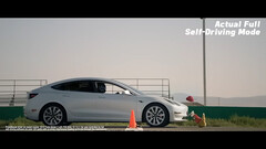 W reklamie atakującej Super Bowl ma pojawić się Model 3 wpadający w amok (obraz: Dawn Project/YouTube)