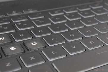Czcionka na klawiszach WASD jest bielsza i łatwiejsza do zauważenia niż czcionka na otaczających klawiszach