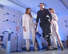 Egzoszkielet Rehab Technologies TWIN pomaga w rehabilitacji pacjentów po udarze i urazie rdzenia kręgowego. (Źródło: Rehab Technologies na YouTube)