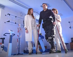 Egzoszkielet Rehab Technologies TWIN pomaga w rehabilitacji pacjentów po udarze i urazie rdzenia kręgowego. (Źródło: Rehab Technologies na YouTube)