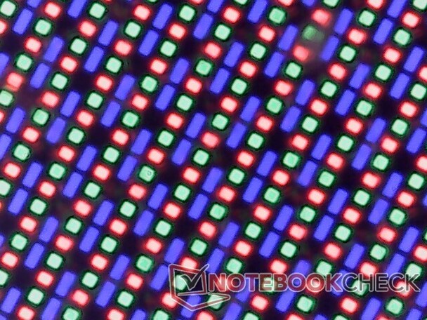 W ekranie OLED każdy czerwony, zielony i niebieski subpiksel działa jak kolorowa żarówka (źródło obrazu: Notebookcheck)