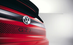 Kultowa plakietka GTI Volkswagena zostanie zastosowana w elektryzującym hot hatchu FWD w nadchodzących latach. (Źródło zdjęcia: Volkswagen)