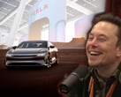Ellon Musk zabrał głos w mediach społecznościowych, aby wyśmiać Lucid za przyjęcie sprzętu do ładowania NACS Tesli. (Źródło obrazu: PowerfulJRE na YouTube/Tesla/Lucid - edytowane)