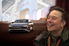 Ellon Musk zabrał głos w mediach społecznościowych, aby wyśmiać Lucid za przyjęcie sprzętu do ładowania NACS Tesli. (Źródło obrazu: PowerfulJRE na YouTube/Tesla/Lucid - edytowane)