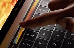 Problemy z MacBookiem Pro z paskiem Touch Bar nie mają końca. (Zdjęcie: Apple)