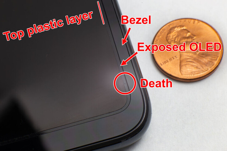 W odsłoniętej części panelu OLED widać małe przebicie. (Źródło: Ars Technica)