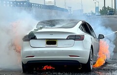Pożar akumulatora Tesli Model 3 ponownie wzbudził obawy o bezpieczeństwo pojazdów elektrycznych. (Źródło obrazu: State Of Charge na YouTube)