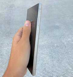 Rzekome spojrzenie na nową ramkę i wyświetlacz Samsunga. (Źródło zdjęcia: @DavidMa05368498)