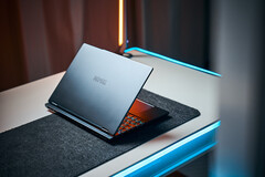 Najnowsze laptopy gamingowe XMG Fusion i Core 15 charakteryzują się cienką, aluminiową obudową i stonowanym wyglądem. (Źródło zdjęcia: XMG)