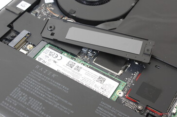 Usunięto rozpraszacz ciepła, aby odsłonić główne gniazdo M.2 PCIe4 x4 i dysk SSD
