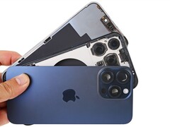 Bateria Apple iPhone 15 Pro ma działać dłużej niż pierwotnie reklamowano. (Zdjęcie: iFixit)