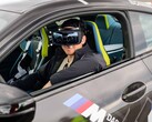 BMW M Drift + M Mixed Reality pozwala kierowcom driftować jednocześnie w świecie rzeczywistym i wirtualnym. (Źródło: BMW)
