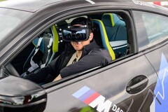 BMW M Drift + M Mixed Reality pozwala kierowcom driftować jednocześnie w świecie rzeczywistym i wirtualnym. (Źródło: BMW)