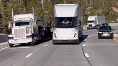 Tesla Semi mija ciężarówki ICE na Donner Pass (zdjęcie: Zanegler/Twitter)