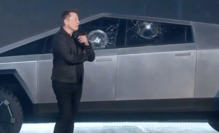 Elon Musk wydawał się zaskoczony rozbitą "pancerną" szybą Cybertrucka (Zdjęcie: Tesla)