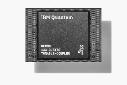 Widok z góry procesora kwantowego IBM Heron ze 133 kubitami (Zdjęcie: IBM)