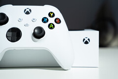 Nawet skromny kontroler Xbox wymaga odświeżenia w połowie generacji. (Źródło obrazu: Mika Baumeister)