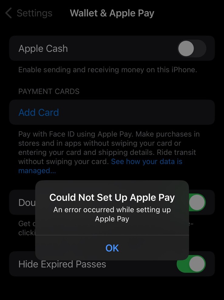Apple Pay wyświetla błąd po bezprzewodowym naładowaniu iPhone'a 15 Pro za pomocą ładowarki BMW. (Źródło obrazu: MacRumors)