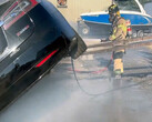 Strażak z Sacramento gaszący płonący Model S (zdjęcie: SFD)