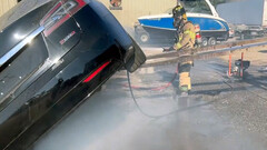 Strażak z Sacramento gaszący płonący Model S (zdjęcie: SFD)