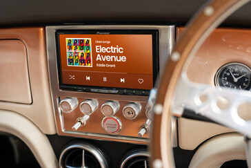 Mini eMastered posiada zmodernizowane wnętrze, klimatyzację i czterogłośnikowy system dźwięku przestrzennego Pioneer z Android Auto i Apple CarPlay. (Źródło zdjęcia: David Brown Automotive)