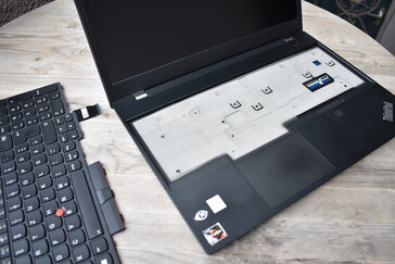 ThinkPad P15v Gen 3: wymienna klawiatura