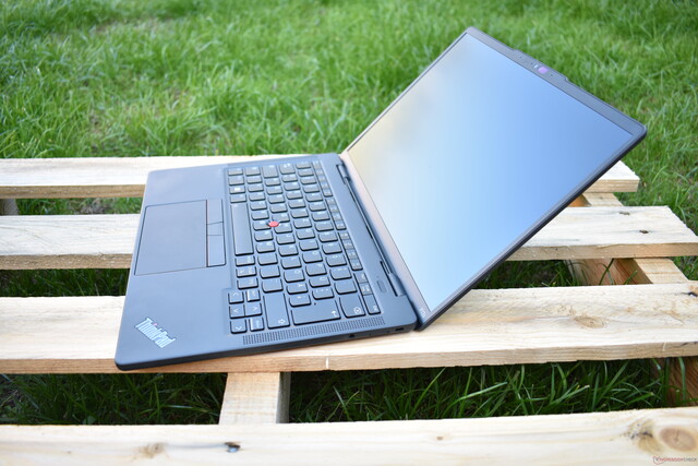 X13s Gen 1 to jeden z bardzo, bardzo niewielu laptopów z systemem Windows na ARM, jakie znamy (źródło obrazu: Notebookcheck)