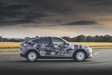 Inspirowane rajdami koła modelu Mach-E Rally z pewnością przyciągną uwagę. (Źródło zdjęcia: Ford)