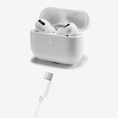 Apple może zaprezentować słuchawki AirPods ładowane przez USB-C podczas wydarzenia firmy 12 września. (Zdjęcie za pośrednictwem Apple z poprawkami)