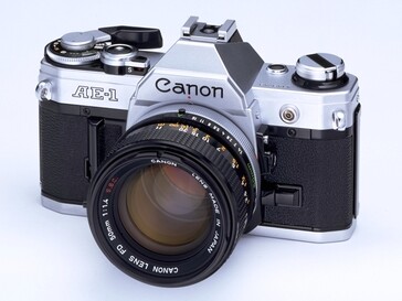Canon AE-1 to lżejsza lustrzanka 35 mm z połowy lat 70-tych, która charakteryzowała się lżejszą konstrukcją i elektroniczną pomocą. (Źródło zdjęcia: Muzeum aparatów Canon)