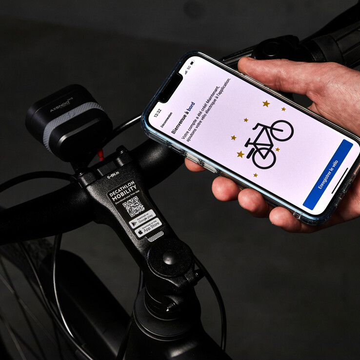 Elektryczny rower miejski Decathlon Elops Speed 900E obsługuje łączność ze smartfonem. (Źródło zdjęcia: Decathlon)