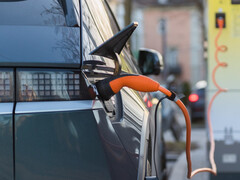 Samochody elektryczne: akumulatory o dużej pojemności w ruchu. (Zdjęcie: pixabay/ClimateWarrior)