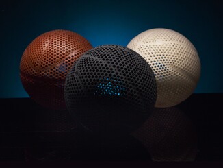 Bezpowietrzna piłka do koszykówki zostanie wprowadzona na rynek w trzech kolorach (Źródło zdjęcia: Wilson)