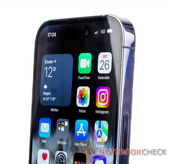 IPhone 15 Pro będzie wyglądał inaczej niż obecny model, na zdjęciu, choć nie radykalnie. (Źródło obrazu: Notebookcheck)