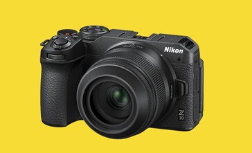 Pierwszy stałoogniskowy obiektyw Nikkor firmy Nikon dla aparatów formatu DX ledwo wystaje przed uchwyt korpusu aparatu Nikon Z30. (Źródło zdjęcia: Nikon)