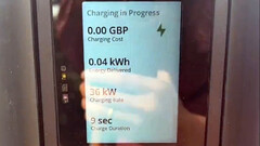Superchargery Tesla V4 z systemem &quot;tap-to-pay&quot; pojawiają się w Wielkiej Brytanii (zdjęcie: James Court/X)
