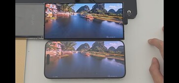 Galaxy S24 Ultra (góra) vs iPhone 15 Pro Max (dół). (Źródło: Ice Universe on X)