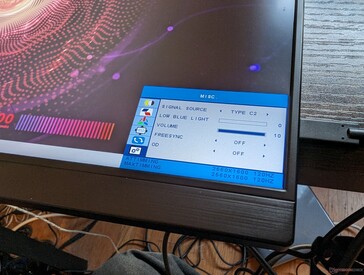OSD pokazujące dodatkowe ustawienia dla FreeSync i niskiego poziomu niebieskiego światła