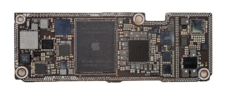 Koszt produkcji Apple A16 Bionic wynosi około 102 USD, z czego mniej niż 30 centów trafia do ARM. (Zdjęcie: iFixit)